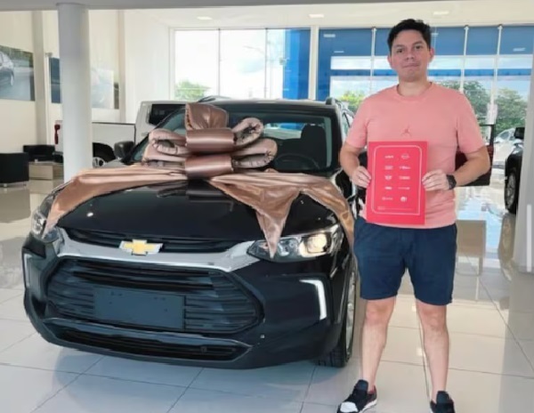 Millonarios ingresos de ujier investigado en mafia de pagarés