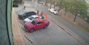 Roban auto del Ministerio de Defensa en pleno supermercado