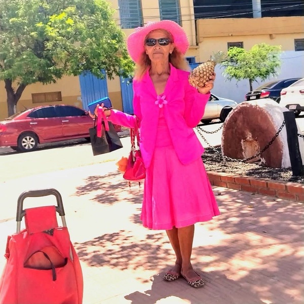 Doña Mariela, la revendedora elegante que recorre Concepción y conquista miradas - Concepción al Día