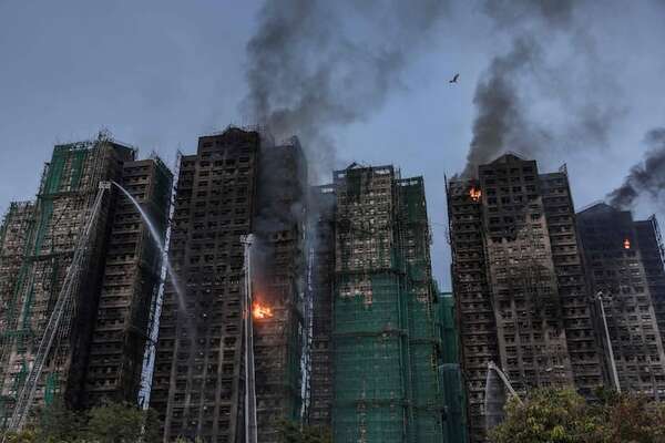 Video: Hong Kong busca a 250 desaparecidos en el incendio de rascacielos residenciales - Mundo - ABC Color