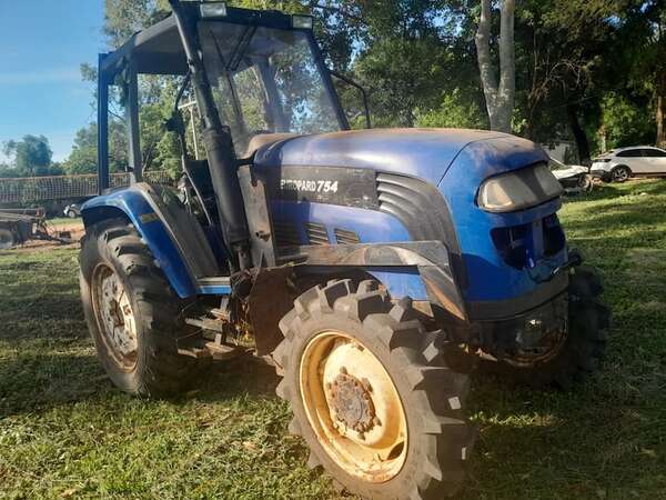 Policía Nacional recupera tractor hurtado y aprehende a dos hombres en Concepción  - Nacionales - ABC Color