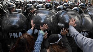 Fotoperiodista Grillo sale de UCI ocho meses después del disparo de un gendarme argentino