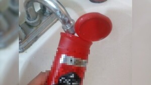 Estafa a domicilio: Compró shampoo y al abrirlo descubrió que era agua