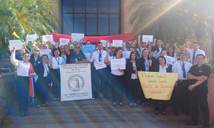 Funcionarios judiciales de Coronel Oviedo se manifiestan mientras aguardan decisión del Senado ante pedido de reajuste salarial - OviedoPress