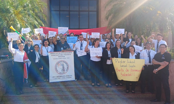 Funcionarios judiciales de Coronel Oviedo se manifiestan mientras aguardan decisión del Senado ante pedido de reajuste salarial - OviedoPress