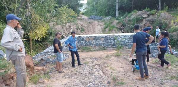 Reclaman al MOPC la culminación de un puente iniciado hace un año en Acahay - Nacionales - ABC Color
