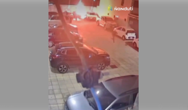 Prenden fuego a camioneta de modelo y destruyen tres vehículos en San Lorenzo