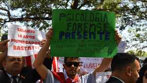 Docentes, alumnos y trabajadores de la UNA salen a la calle para exigir mayor presupuesto