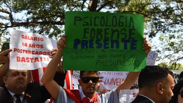 Docentes, alumnos y trabajadores de la UNA salen a la calle para exigir mayor presupuesto