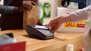 La UE acuerda reforzar el control y transparencia de los pagos electrónicos para evitar estafas