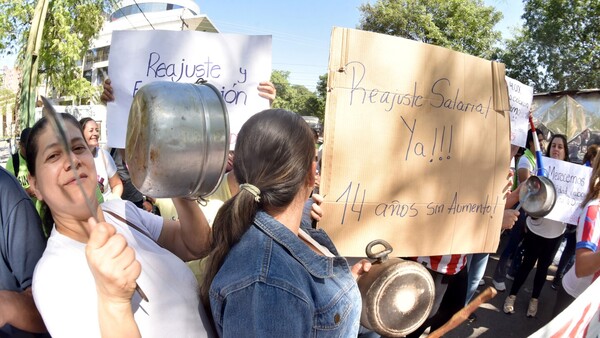 Con cacerolazo, enfermeras del IPS protestaron contra tercerizaciones y pidieron aumento salarial