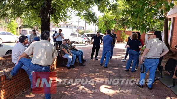 FUNCIONARIOS DE LA ANDE SE MANIFESTARON EN ENCARNACIÓN