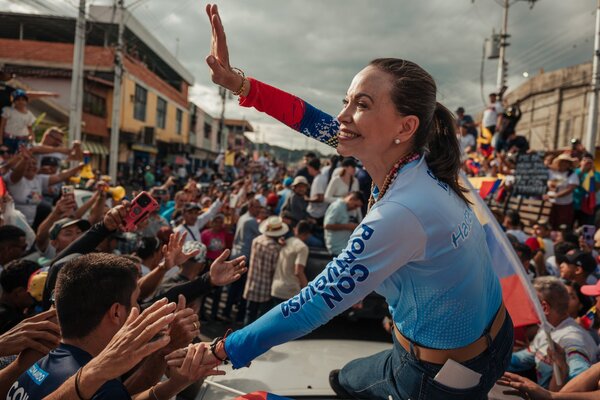 María Corina Machado, Nobel de la Paz, difunde afirmaciones falsas sobre Maduro, dicen los críticos
