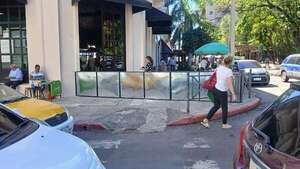 Asunción: banco amigo de Santi Peña “privatizó” vereda del centro de Asunción - Nacionales - ABC Color