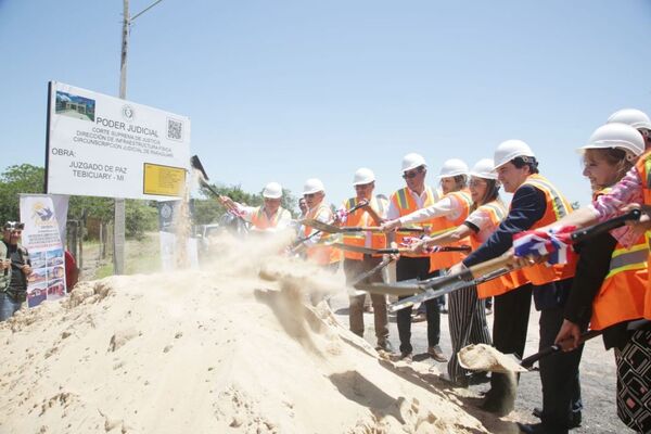 Ministros Santander y Ríos encabezaron acto de palada inicial para el Juzgado de Paz de Tebicuary-mí