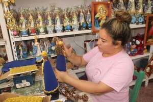 Con la devoción en las manos, adorna imágenes de la Virgencita - Nacionales - ABC Color