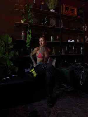 Popular / Por ser jueves, la doña paraguaya de Nanni sacó de la galera unas poses hots