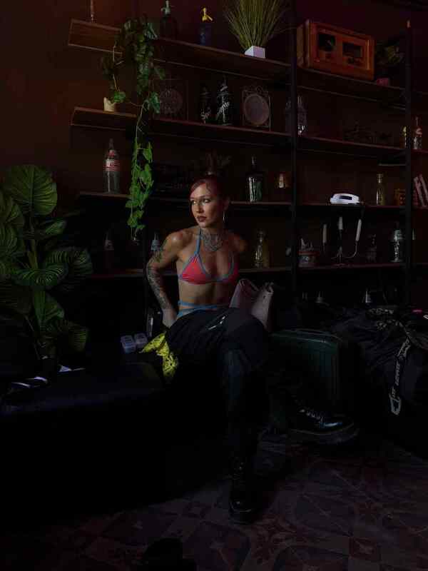 Popular / Por ser jueves, la doña paraguaya de Nanni sacó de la galera unas poses hots