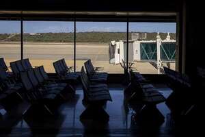 Pocos vuelos y pasajeros en el principal aeropuerto de Venezuela en medio de crisis aérea - Mundo - ABC Color