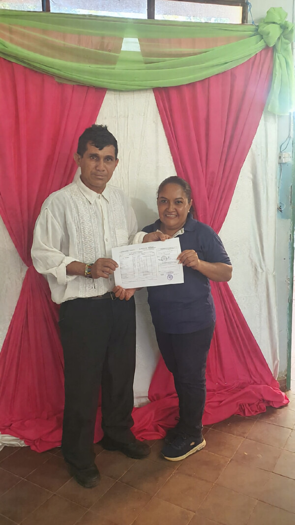 Popular / ¡A sus 52 años karai terminó su primer grado y va por el 2do!