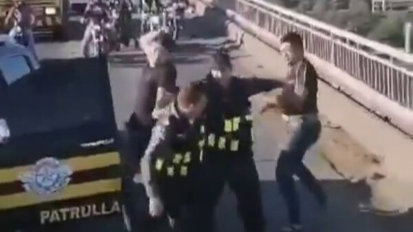 Popular / (VIDEO) ¡Armaron un "ring" en medio del Puente Remanso!