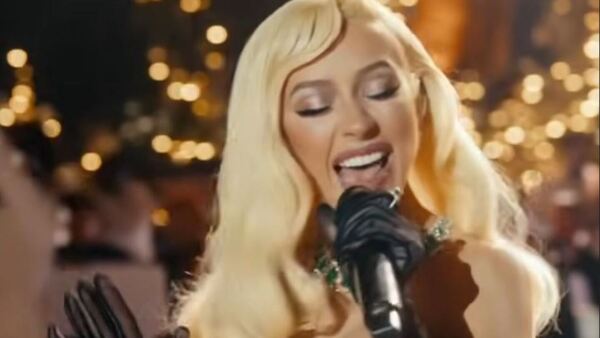 Christina Aguilera estrena su nuevo tema navideño grabado junto a la Torre Eiffel