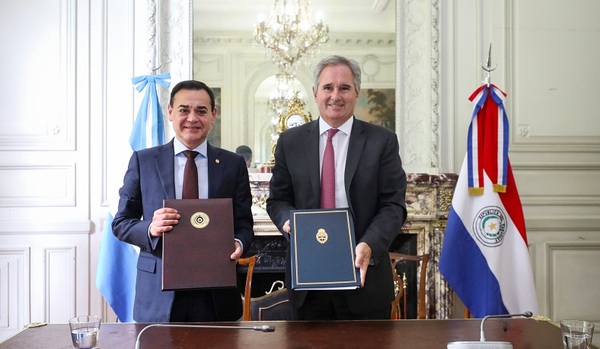Cancilleres de Paraguay y Argentina suscriben acuerdo de servicios aéreos y consolidan agenda estratégica común