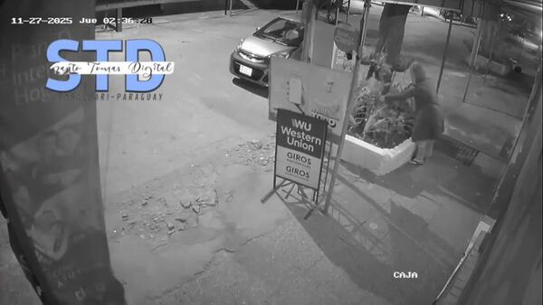 Popular / (VIDEO) ¡Doña chururú fue pillada robando plantas!