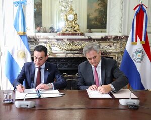 Argentina y Paraguay firman un acuerdo de “cielos abiertos” para modernizar y liberalizar el espacio