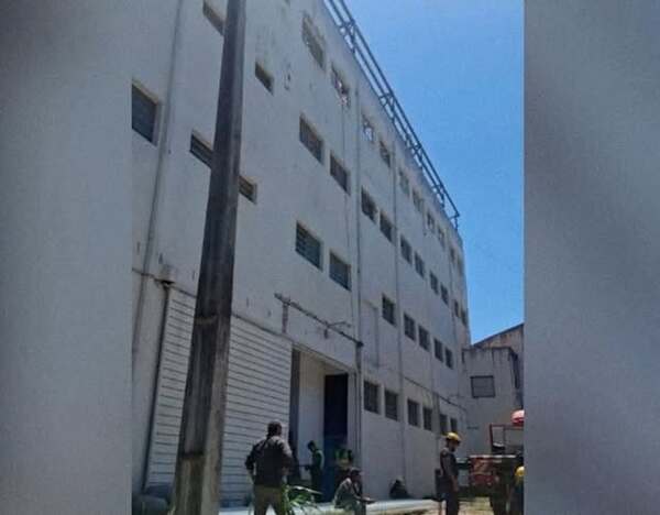 Muere obrero de 25 años tras caer de un tercer piso en obra de Fernando de la Mora - Canal-E