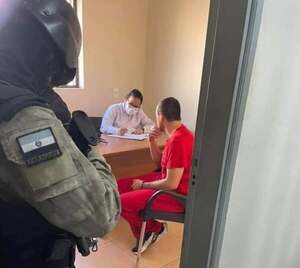 Miguel Ángel Insfrán Galeano, alias “Tío Rico”, considerado uno de los presuntos jefes narcos del país, fue trasladado nuevamente a la penitenciaría de Minga Guazú. El operativo se realizó vía aérea desde el Aeropuerto Silvio Pettirossi hasta el Aeropuert