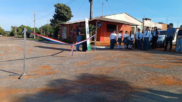 Inauguran pavimento tipo empedrado en acceso a la Escuela Básica N° 8008 Luz y Esperanza en Capitán Miranda
