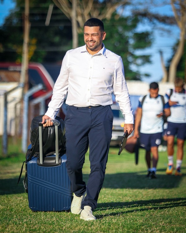 Popular / Felipe Giménez renunció a la dirección técnica del "Gallo" Norteño