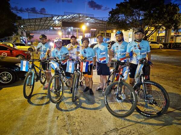 Paraguayos peregrinan en bicicleta desde Buenos Aires hasta Caacupé - Nacionales - ABC Color