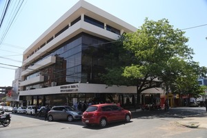 El paraguayo trabaja 52 horas semanales: estrés y 8 de cada 10 empresas incumplen la ley - ADN Digital