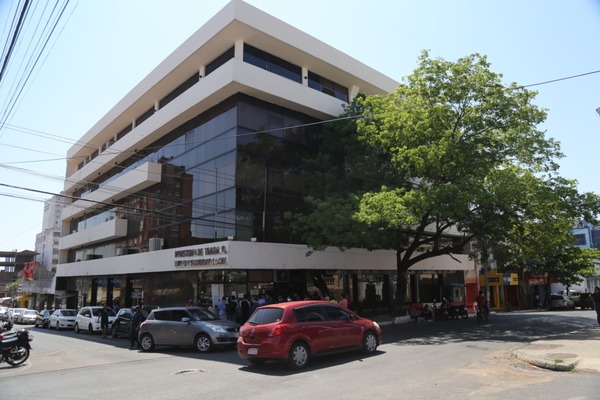 El paraguayo trabaja 52 horas semanales: estrés y 8 de cada 10 empresas incumplen la ley - ADN Digital