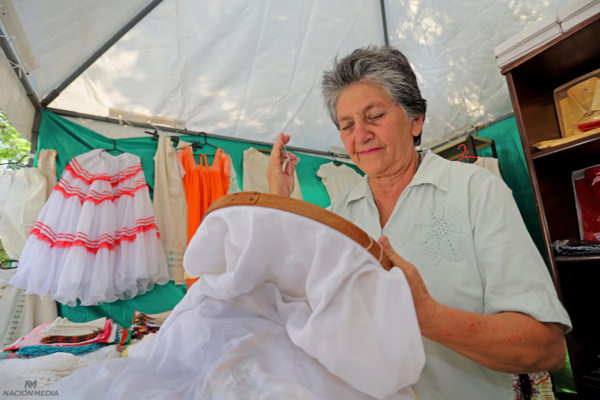 Declaran al ao po’i como prenda de uso oficial del Gobierno