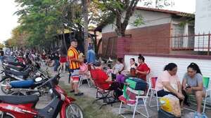 Vigilia inédita frente al CREP: centenares de padres acampan para inscribir a sus hijos  - Nacionales - ABC Color