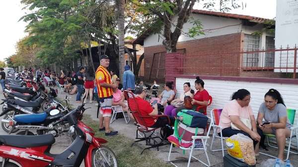 Vigilia inédita frente al CREP: centenares de padres acampan para inscribir a sus hijos  - Nacionales - ABC Color