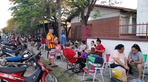 Pilar: Padres acampan para inscribir a sus hijos en el Centro Regional de Educación