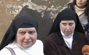 Dos monjas excomulgadas vendieron cuadros de una iglesia: ahora están detenidas - Mundo - ABC Color