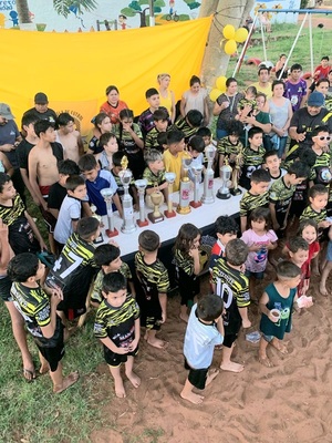 Popular / Lejos de los vicios: Peques celebraron cuatro años de escuela de fútbol