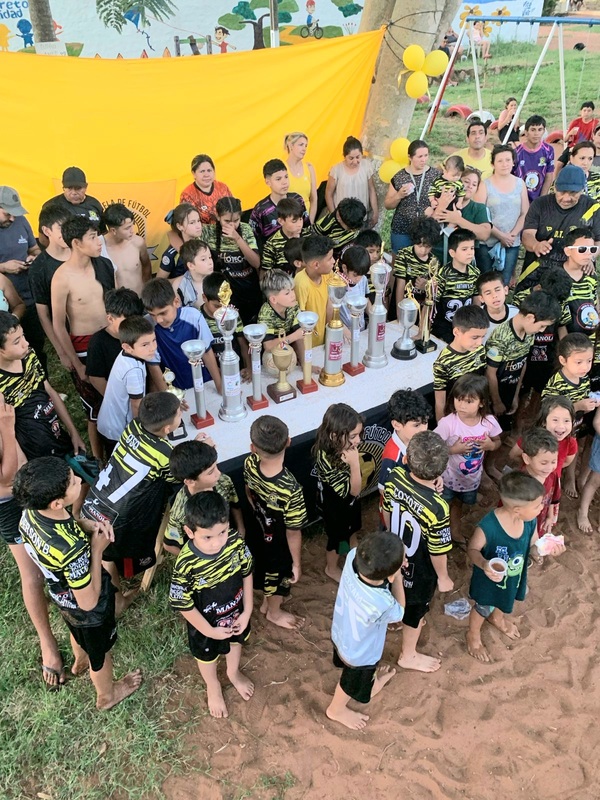 Popular / Lejos de los vicios: Peques celebraron cuatro años de escuela de fútbol