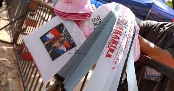 La Nación / Intenso movimiento comercial y de fanáticos en los alrededores de la Nueva Olla