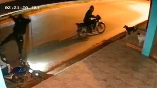 Delincuente pateó a motoca para robarle una mochila