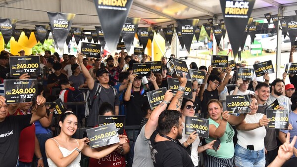 Cientos de compradores abarrotan tiendas adheridas al Black Friday