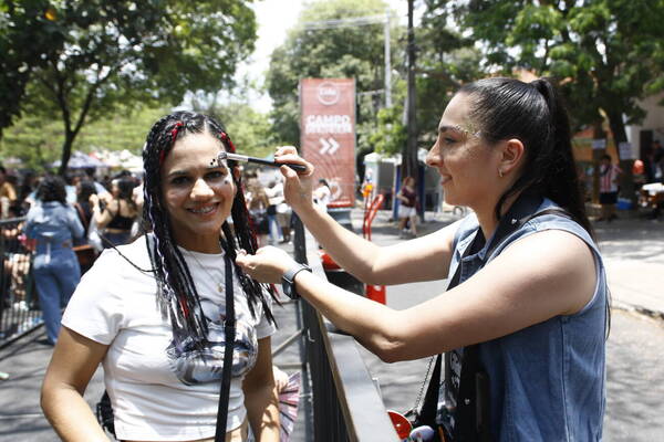 Peinado y maquillaje a 130 miltón para las Shakifans