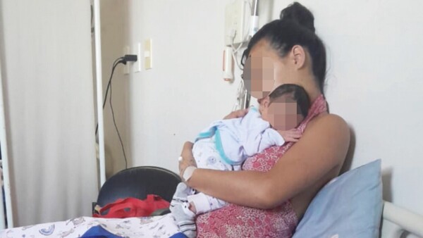 Mami primeriza está en estado crítico después de una cesárea