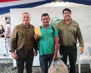 Yacyretá cumple: Unos 4.600 pescadores recibieron esta semana, víveres y ayuda económica por veda