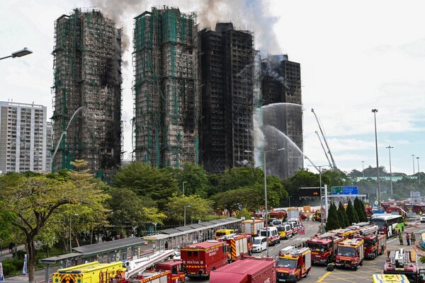 Al menos 128 muertos y ocho detenidos por el peor incendio en décadas en Hong Kong